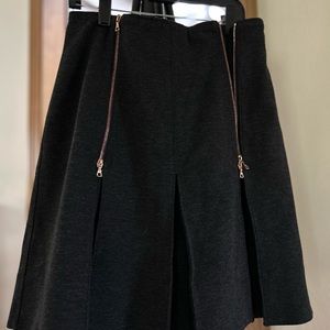 Kit & Ace black skirt front and back pleats zippers are a copper tone. Sz 6